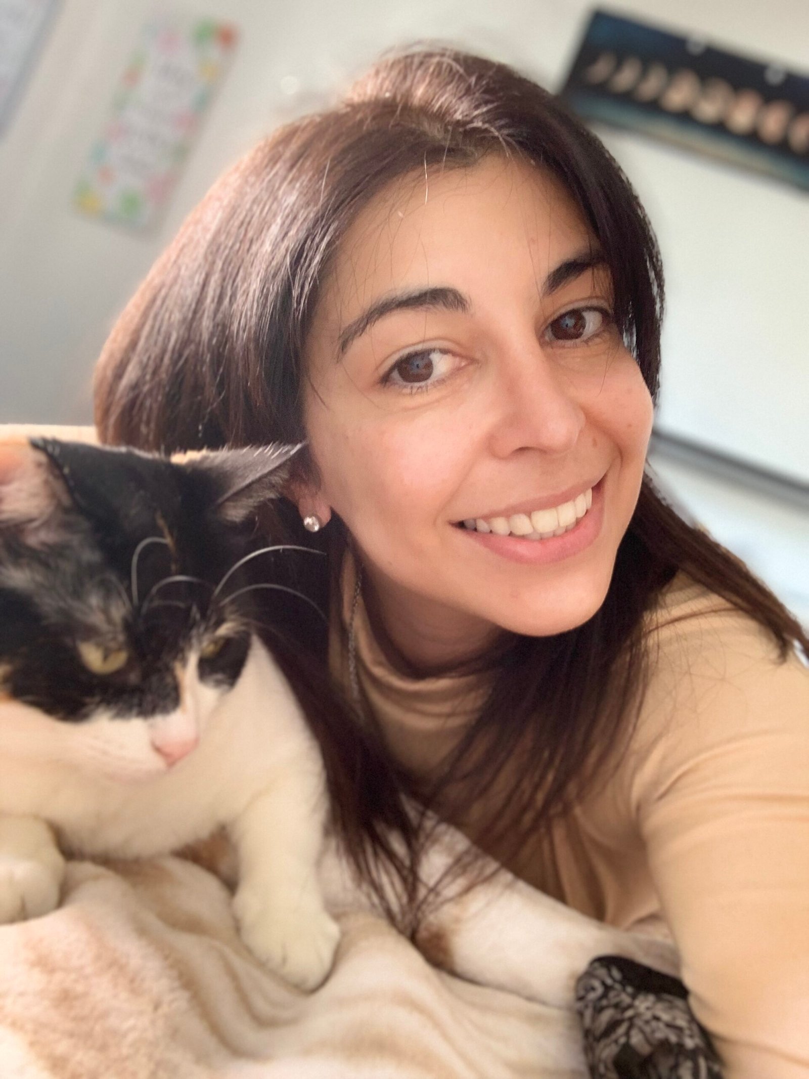 Andrea, fundadora de Crazy About Cats, junto a uno de sus gatos